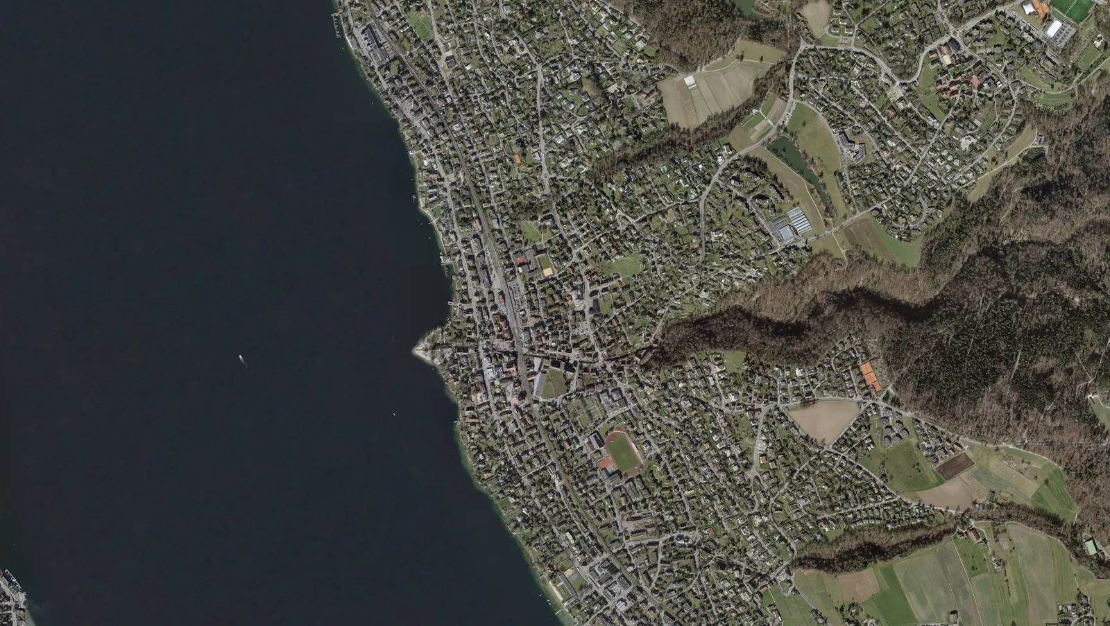 Aerial view of Küsnacht on Lake Zurich: the estate agents with an office in the municipality
