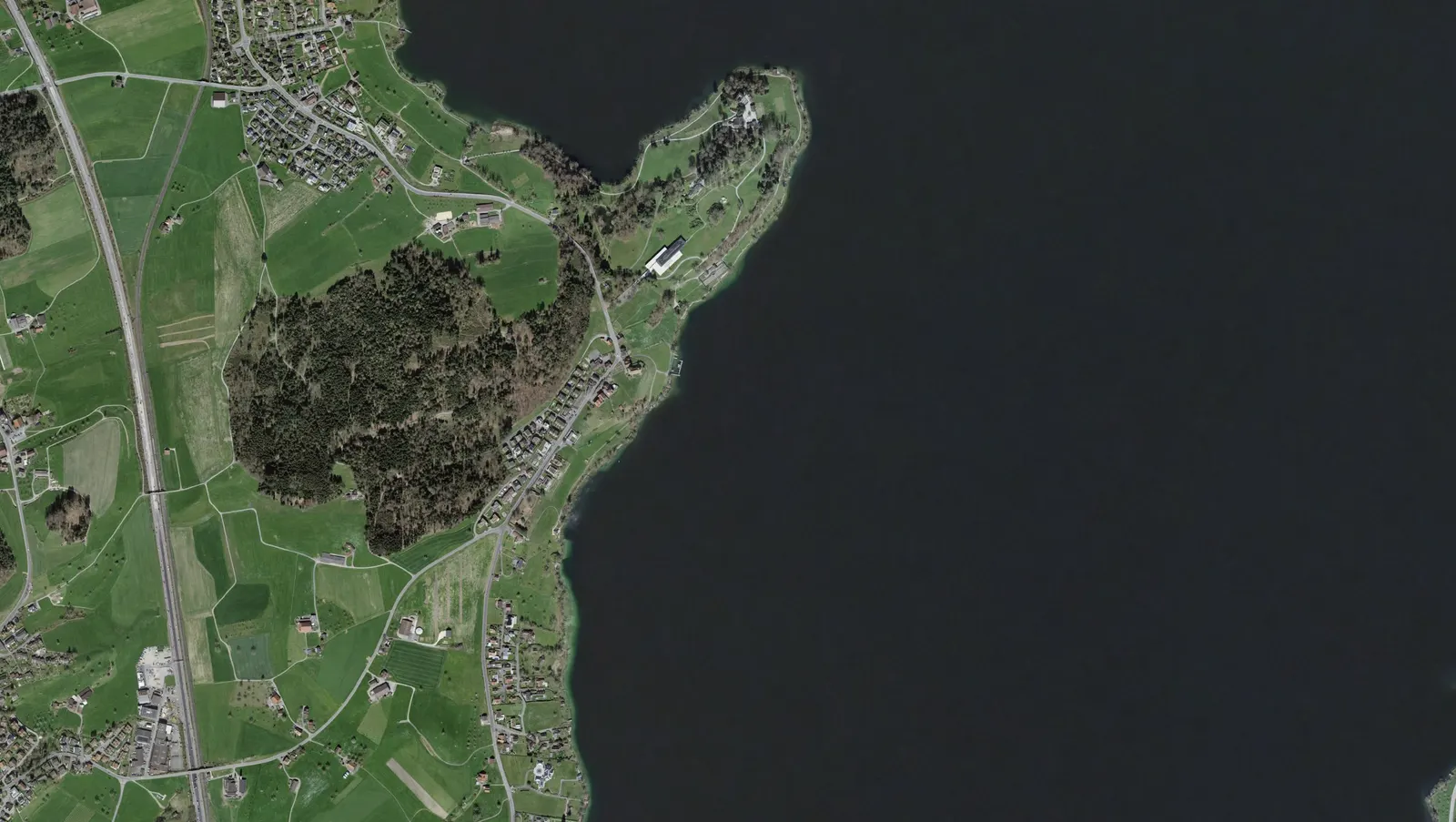Luftbild von Rotkreuz am Zugersee: Überblick über die Immobilienmakler mit Büro in der Gemeinde Risch