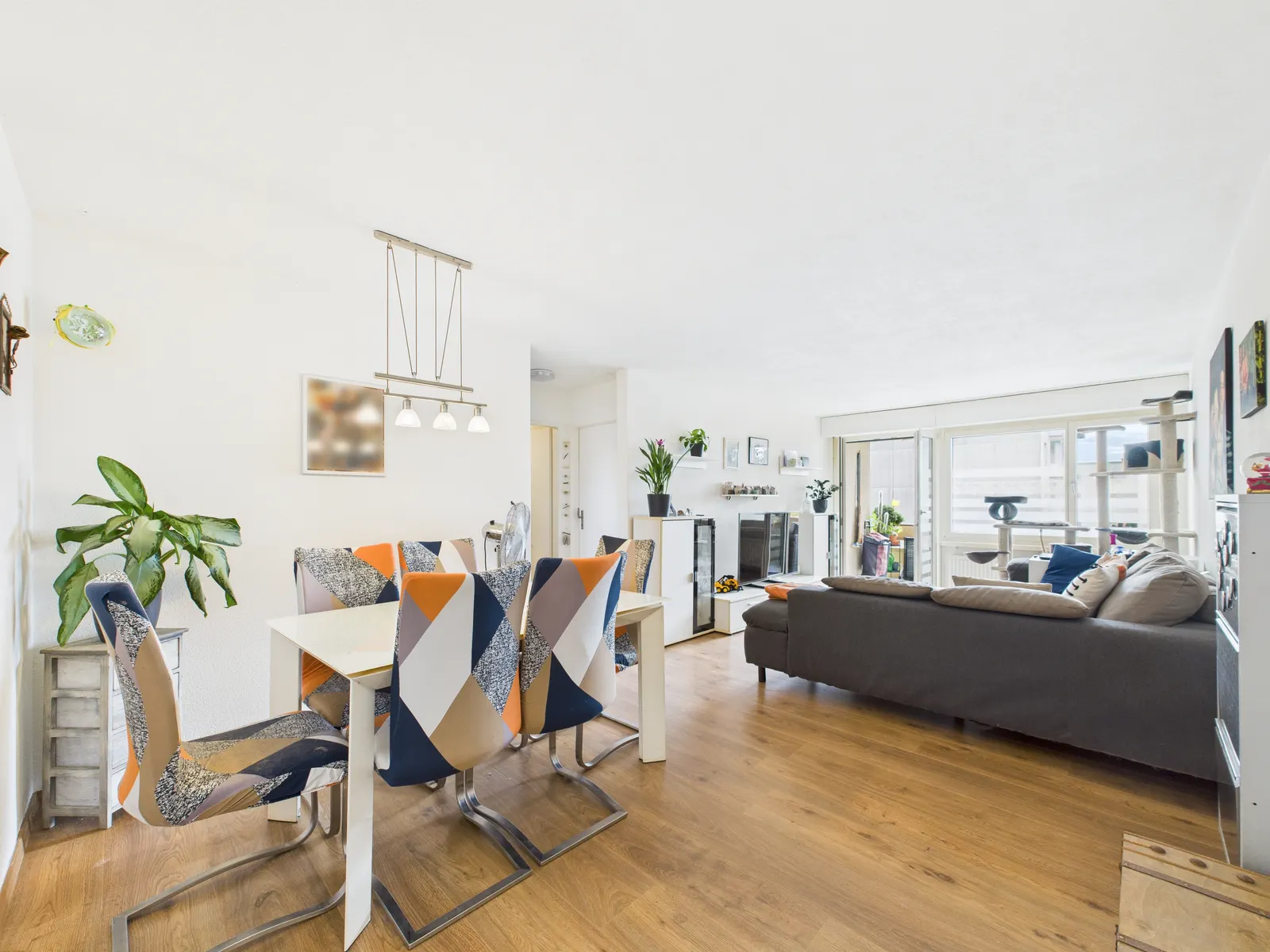 Wohn- und Essbereich der 2.5-Zimmer-Wohnung in Hitzkirch mit Parkett und Balkonfenster