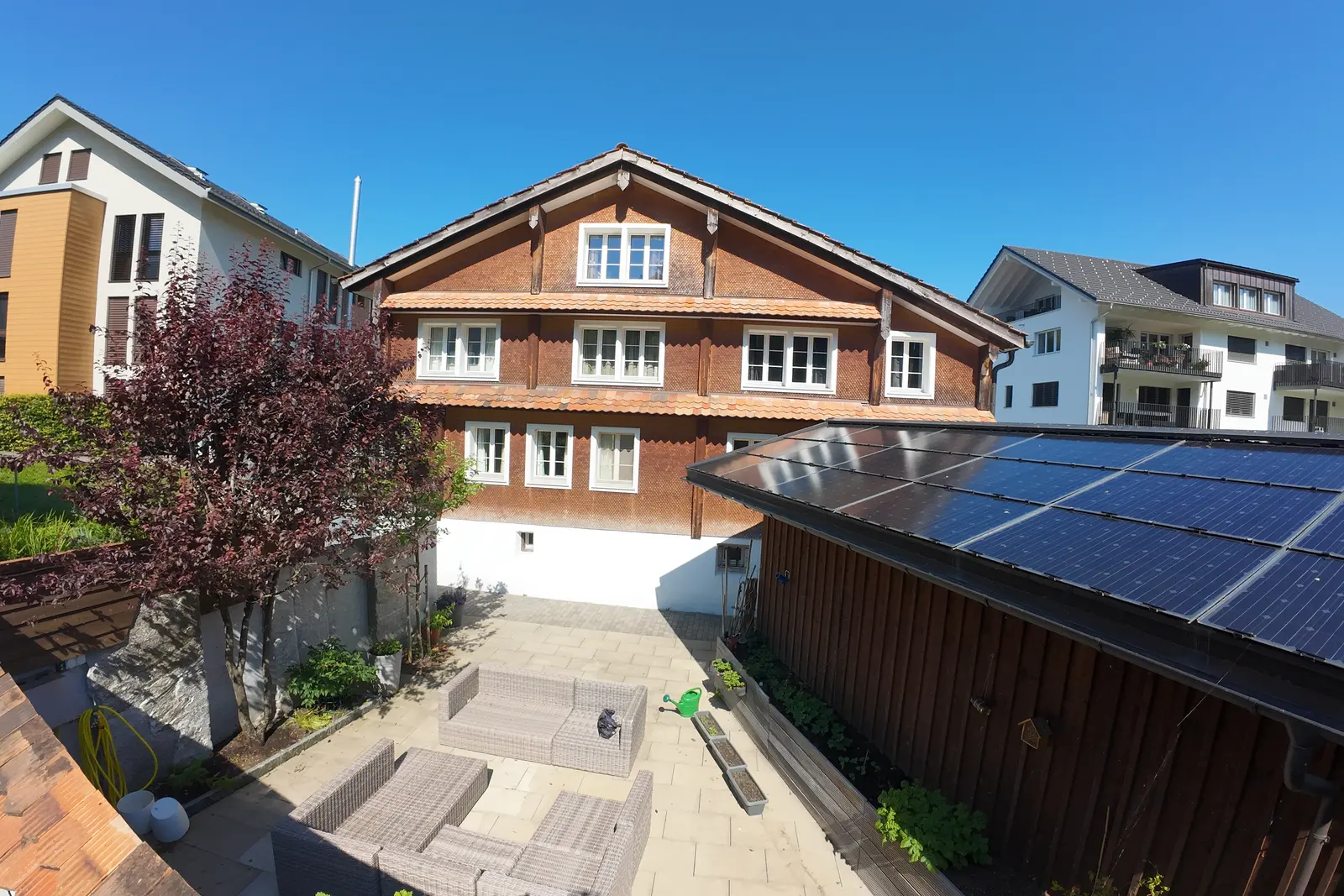 Einfamilienhaus mit Holzfassade und Sitzplatz an der Altmattstrasse 7 in Rothenthurm SZ, aus der Luft