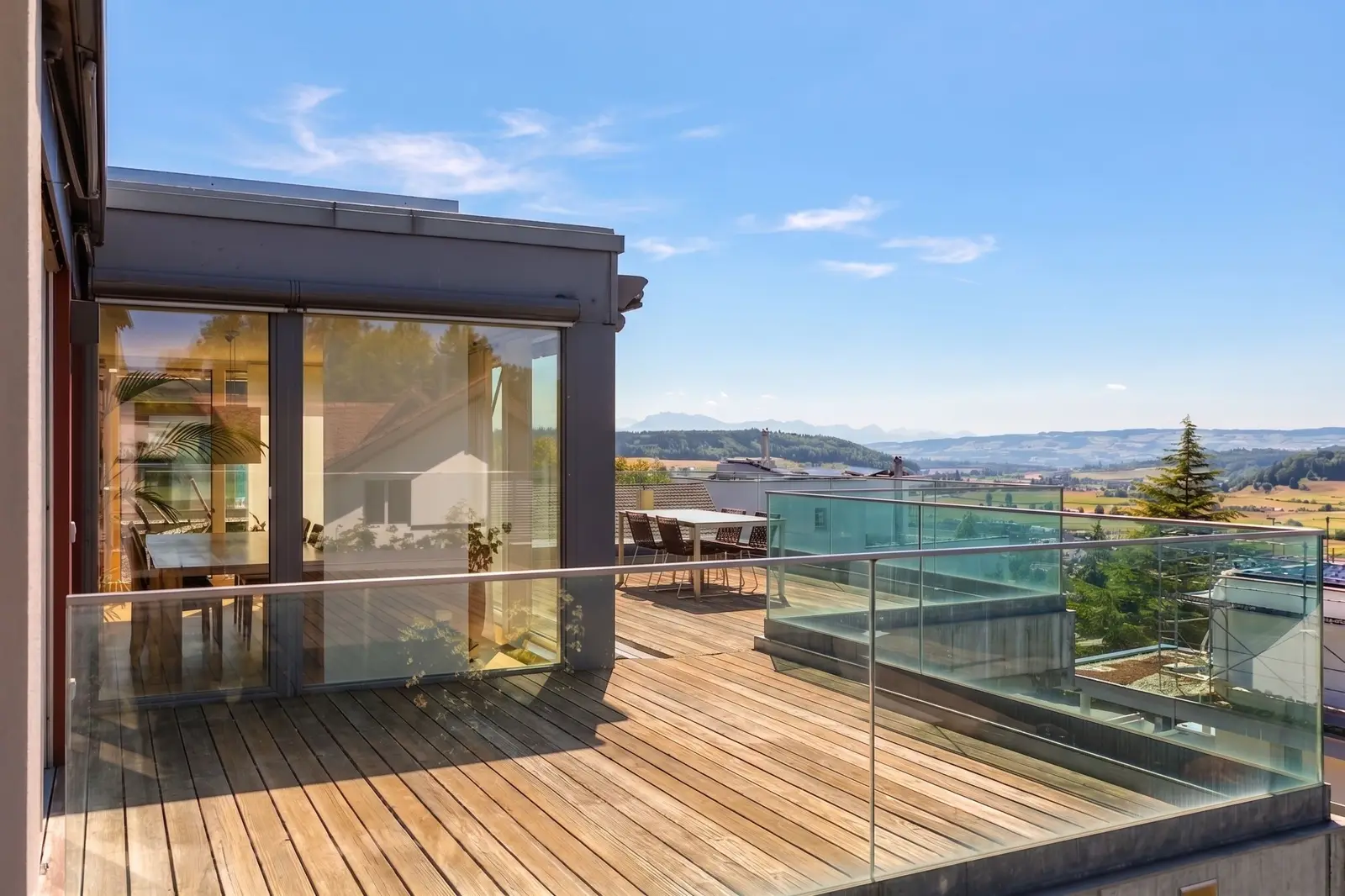 Terrasse des Penthouse in Wettswil am Albis mit Blick bis in die Alpen