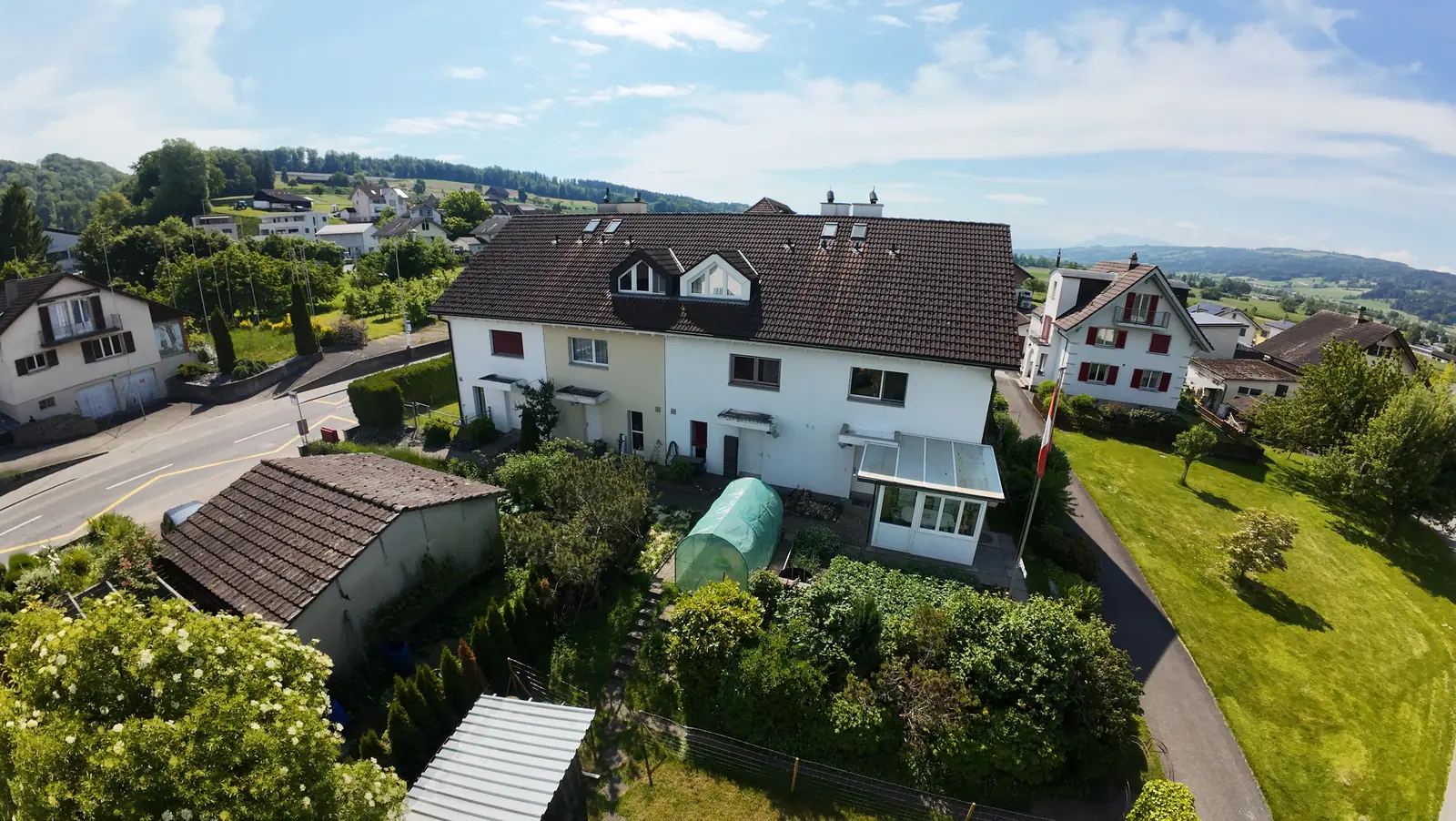Das Quartier aus der Luft – Reihenhaus in Aesch LU