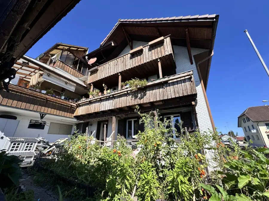 Balkone mit Aussicht – Renditeliegenschaft in Aristau AG