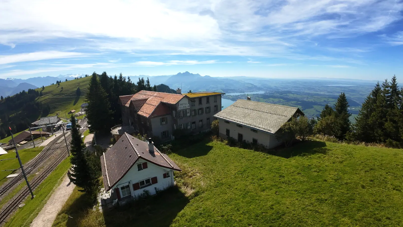 Das Ensemble mit Alpenkette – Hotel Felchlin auf der Rigi, Arth SZ