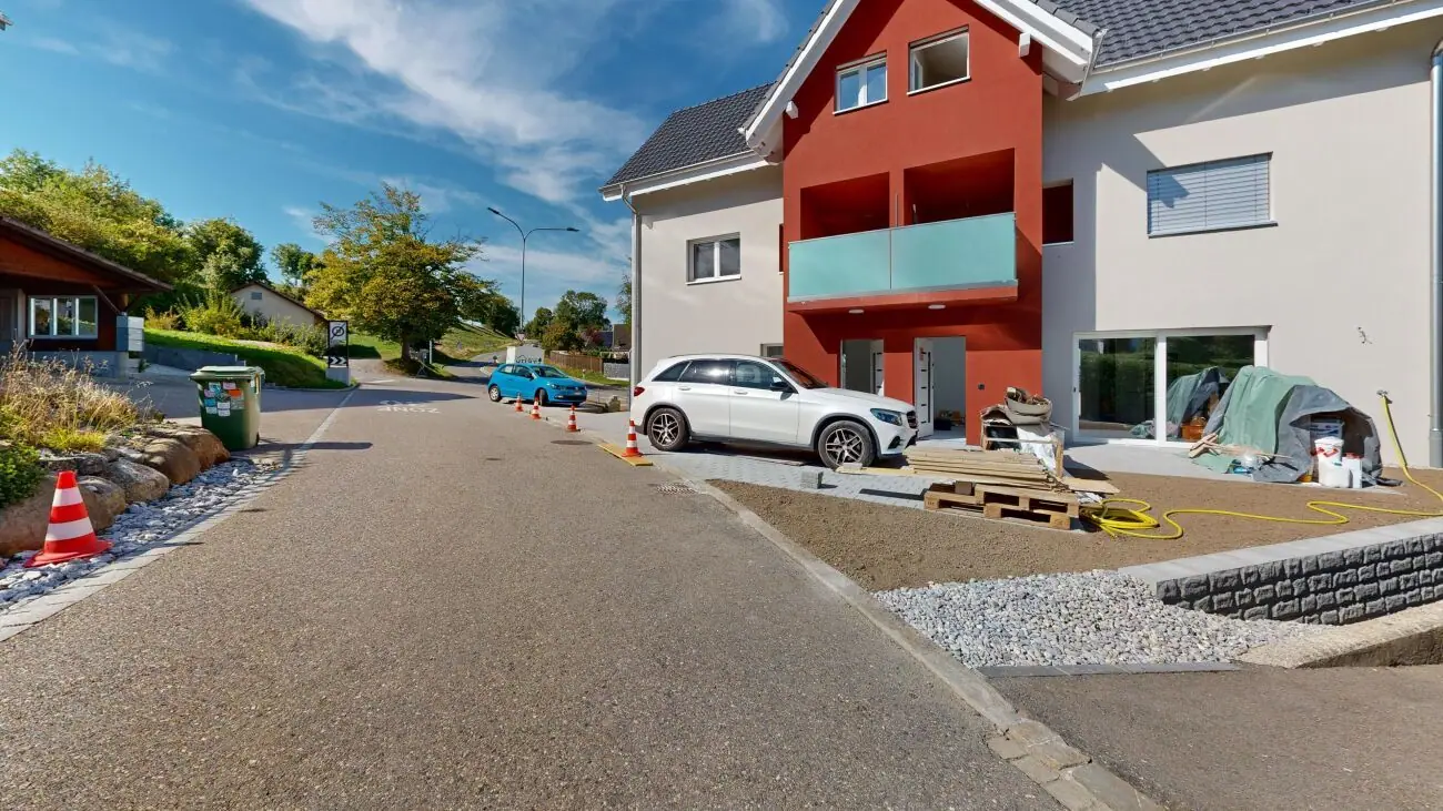 Zufahrt und Aussenparkplätze – Zweifamilienhaus in Muri AG