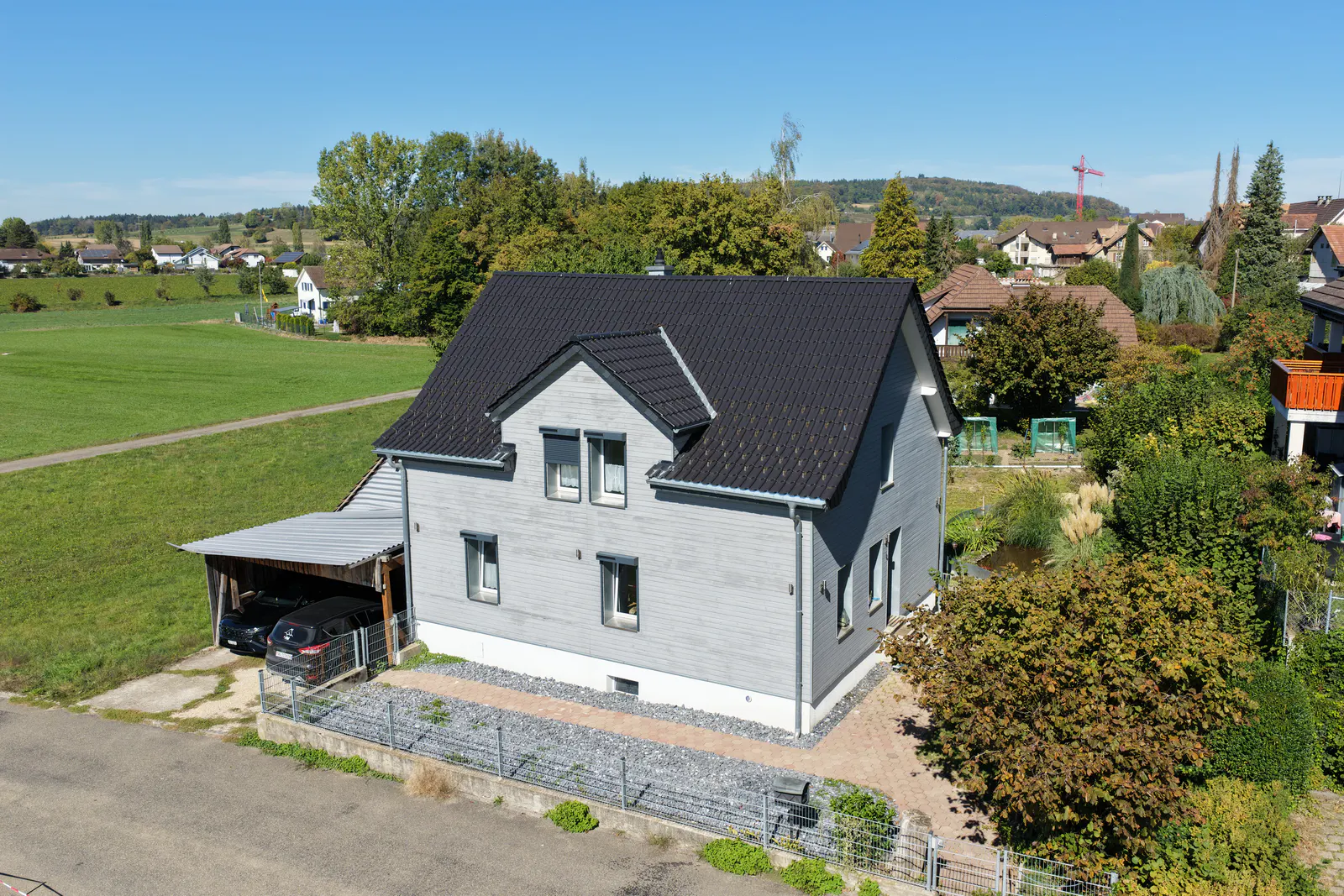 Das Haus mit Carport – vor dem Haus nur Feld und Weite – Einfamilienhaus in Sarmenstorf AG