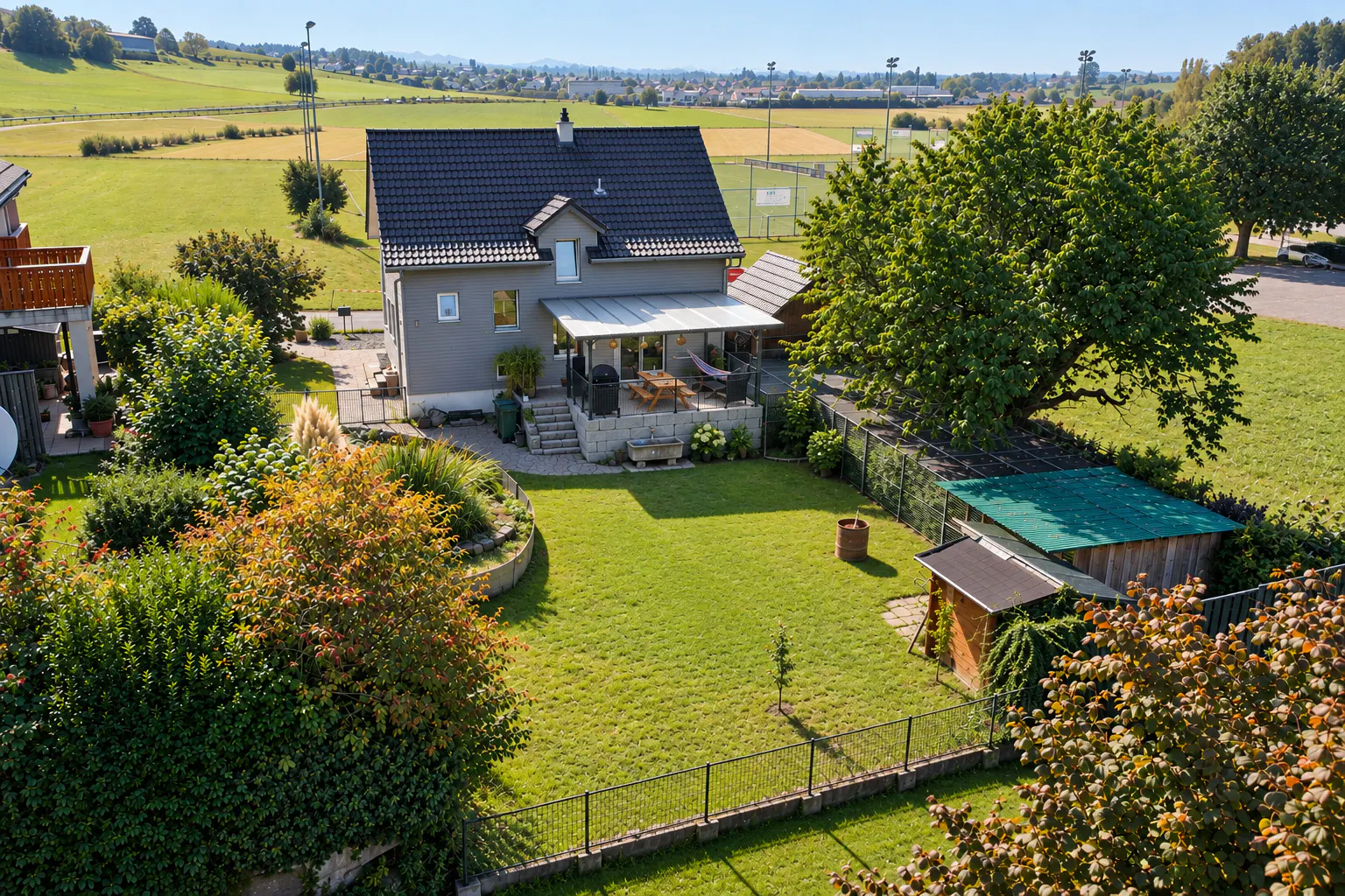Gartenseite mit Veranda – mitten im Grünen – Einfamilienhaus in Sarmenstorf AG