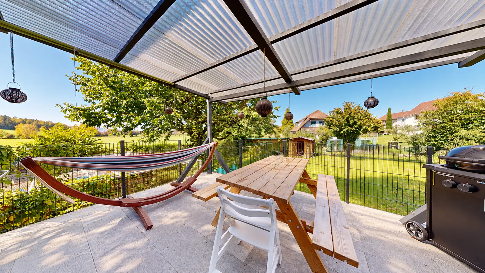 Sitzplatz auf der Veranda mit Blick ins Grüne – Einfamilienhaus in Sarmenstorf AG