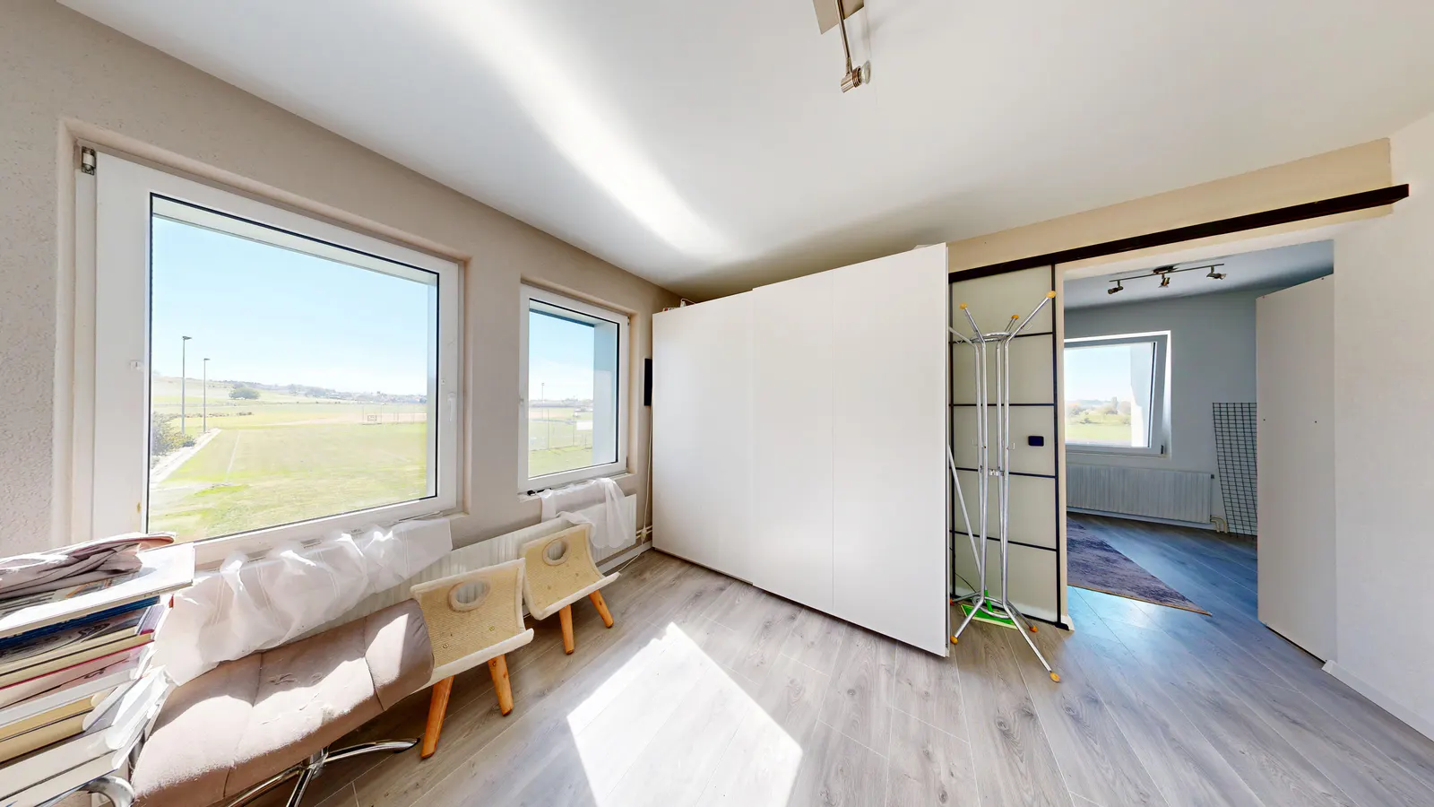 Wohnzimmer mit grossem Fenster in die Weite – Einfamilienhaus in Sarmenstorf AG