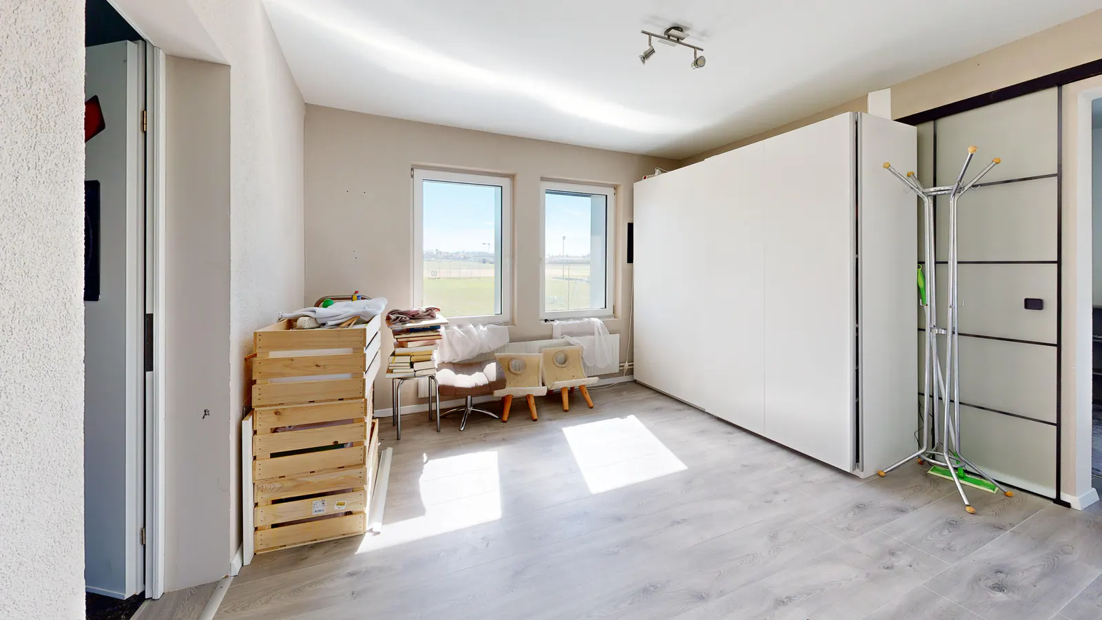 Schlafzimmer mit Blick über die Felder – Einfamilienhaus in Sarmenstorf AG