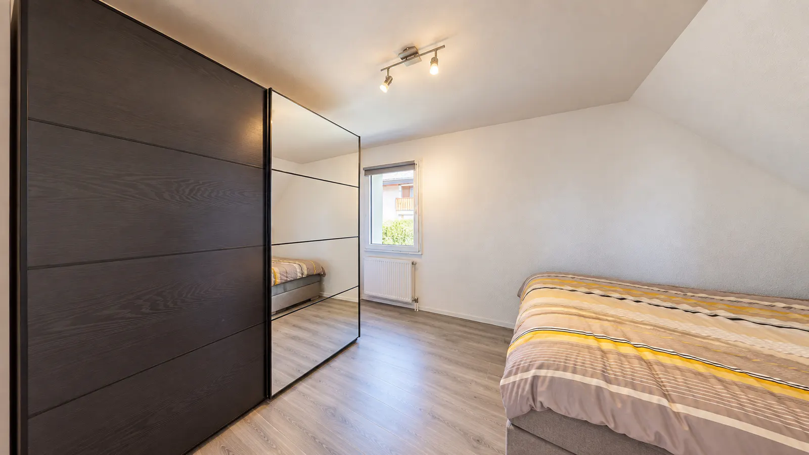 Helles Schlafzimmer unter dem Dach – Einfamilienhaus in Sarmenstorf AG