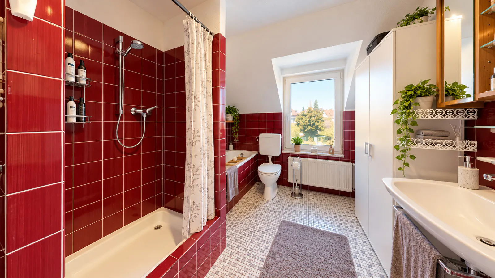 Badezimmer mit Badewanne und Dusche – Einfamilienhaus in Sarmenstorf AG