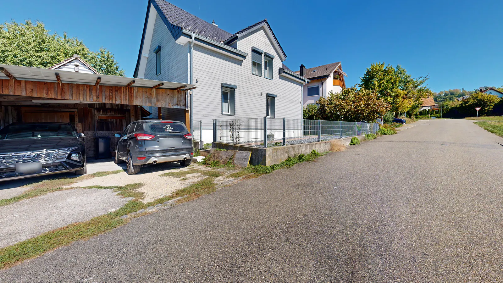 Zufahrt mit Carport für zwei Autos – Einfamilienhaus in Sarmenstorf AG