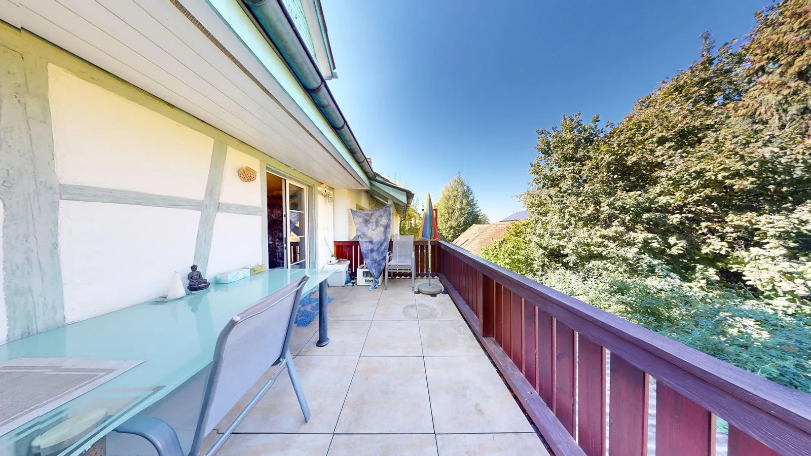 Die grosse Terrasse unter dem Vordach – Zweifamilienhaus in Sulgen TG