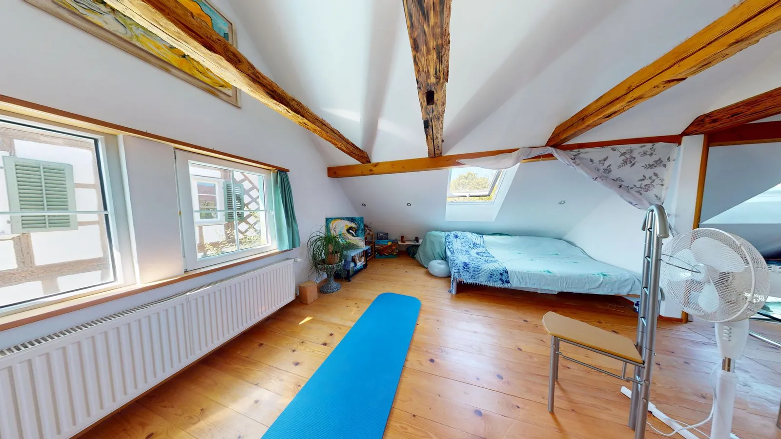 Zimmer im Dachgeschoss mit viel Tageslicht – Zweifamilienhaus in Sulgen TG