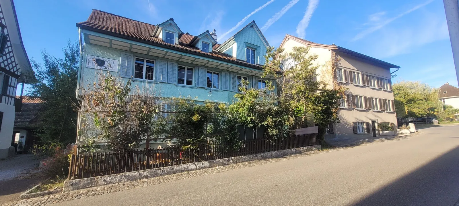 Die Strassenfassade im Oberdorf – Zweifamilienhaus in Sulgen TG
