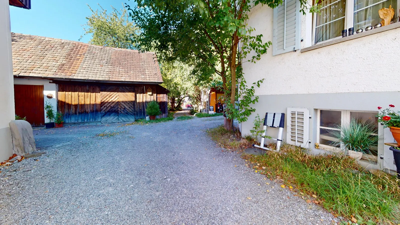 Hofseite mit Zugang zum Haus – Zweifamilienhaus in Sulgen TG